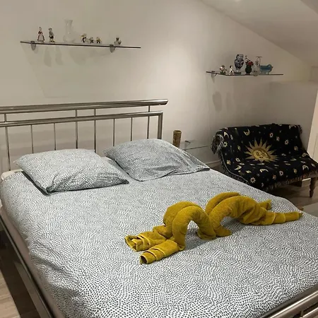 Renovated 1 Bedroom Near Sea Апартаменти *