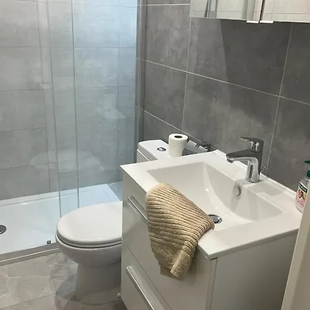 Renovated 1 Bedroom Near Sea アパート *
