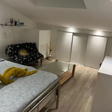 Renovated 1 Bedroom Near Sea *